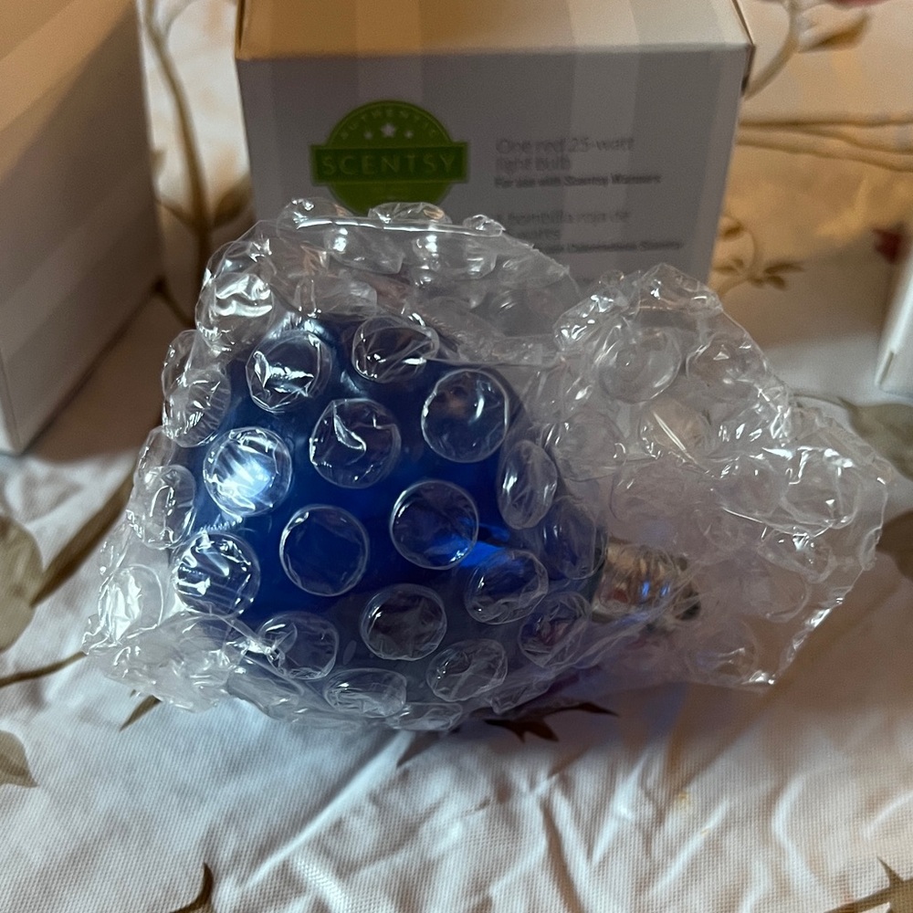 Scentsy 25-Watt Light Bulbs x4 - Picture 2 of 2